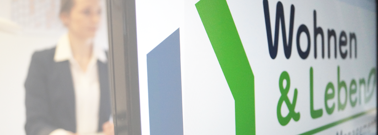 Mitarbeiterin von der Immobilienverwaltung Wohnen und Leben arbeitet an einem Rechner