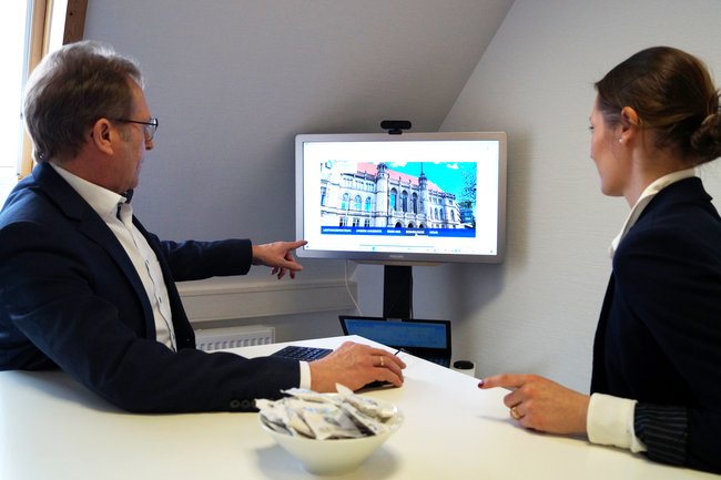 Geschäftsführer Andreas Lang und Immobilienkauffrau Carolina Opel führen eine Facility Management Besprechung